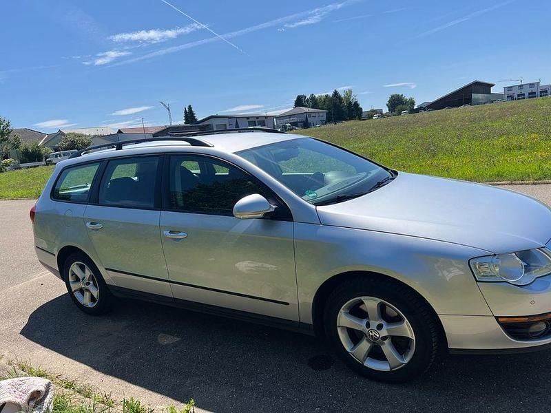 Silber Gebraucht 2009 VW Passat Individual Kombi | 3.300 € (Fairer Preis) - Bild 1/4