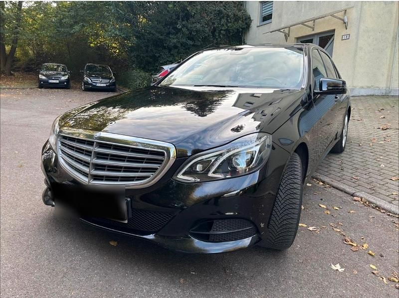 Schwarz Gebraucht 2015 Mercedes E250 Limousine | 13.200 € (Guter Preis) - Bild 1/4