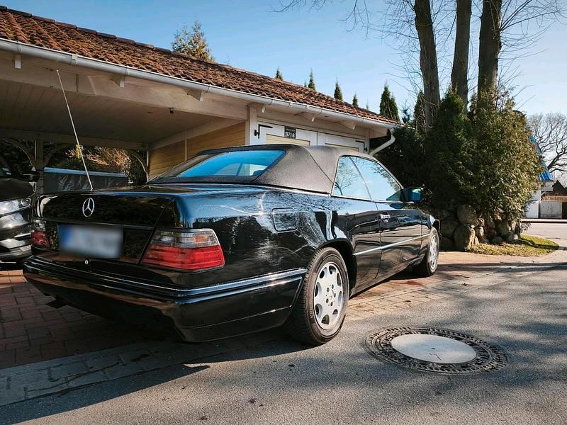 Gebraucht Mercedes E220 150 PS (110 kW) 1994 Schwarz Cabrio