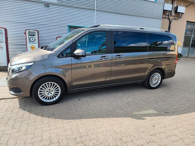 Braun Gebraucht 2018 Mercedes V250 Edition Van / Kleinbus | 34.900 € (Guter Preis) - Bild 1/4