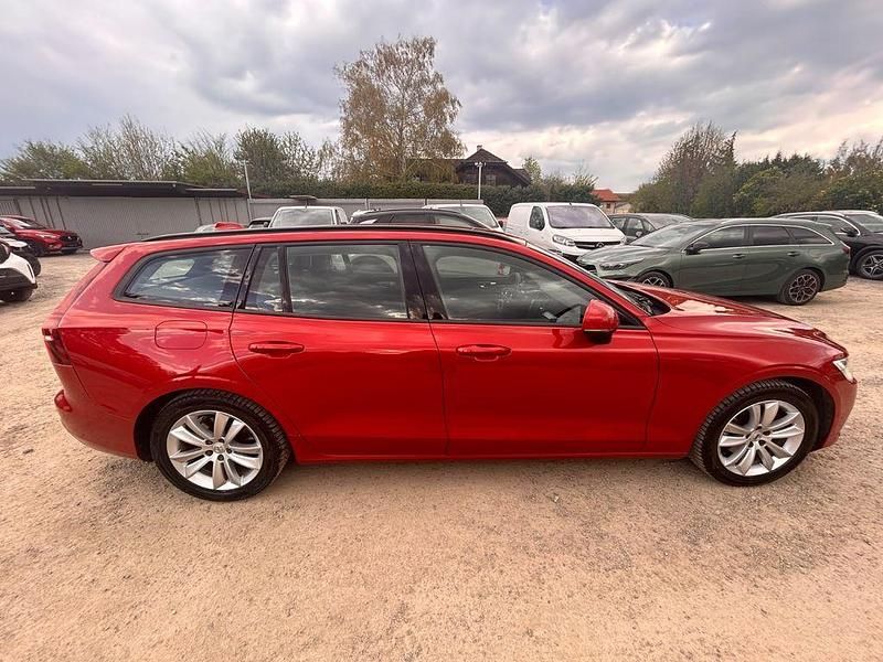 Gebraucht Volvo V60 Momentum 150 PS (110 kW) 2019 Rot Kombi