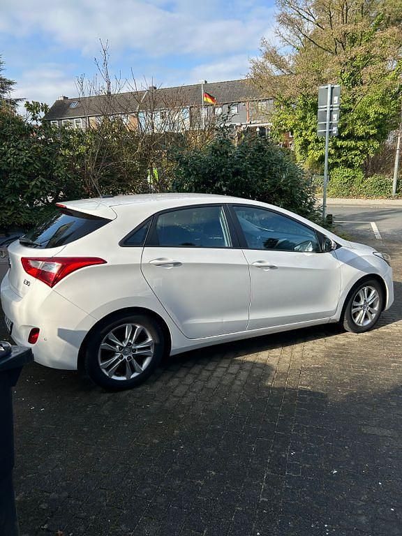 Gebraucht Hyundai i30 Edition 99 PS (72 kW) 2015 Weiß Limousine