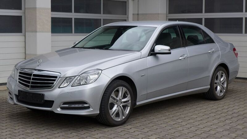 Silber Gebraucht 2010 Mercedes E350 Limousine | 13.490 € (Superpreis) - Bild 1/4