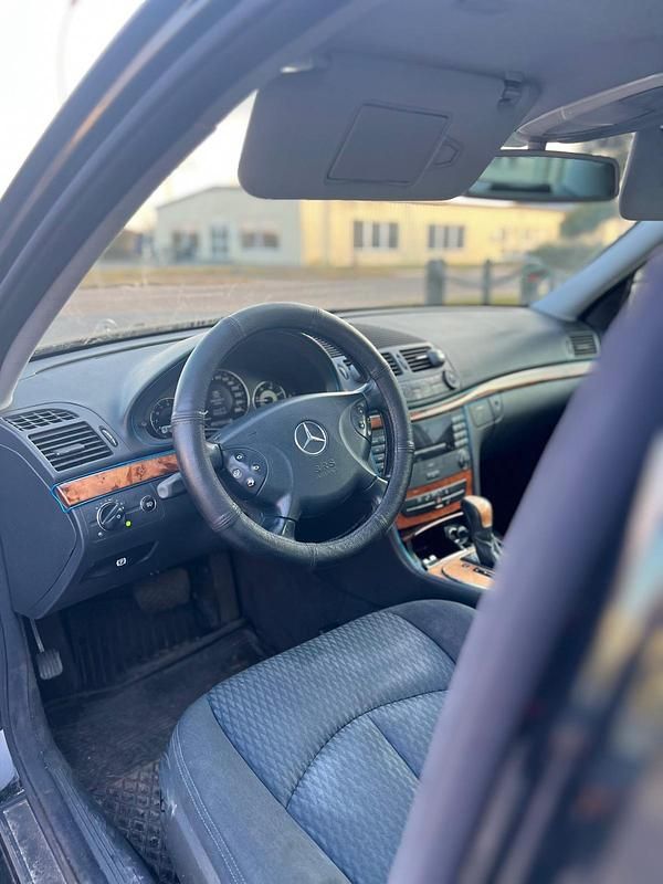 Schwarz Gebraucht 2002 Mercedes E220 Limousine | 1.850 € (Guter Preis) - Bild 1/4