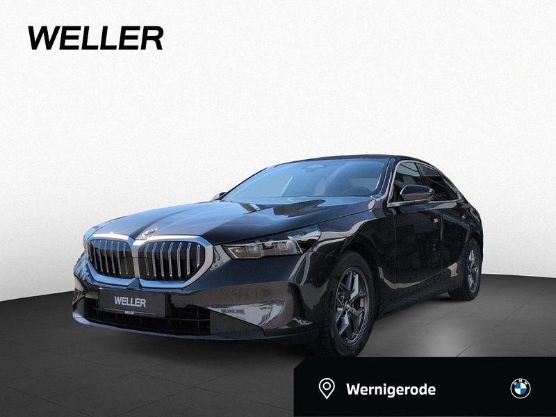 Sophistograu (grau) Gebraucht 2024 BMW 520 Comfort Edition Limousine | 43.950 € (Superpreis) - Bild 1/4
