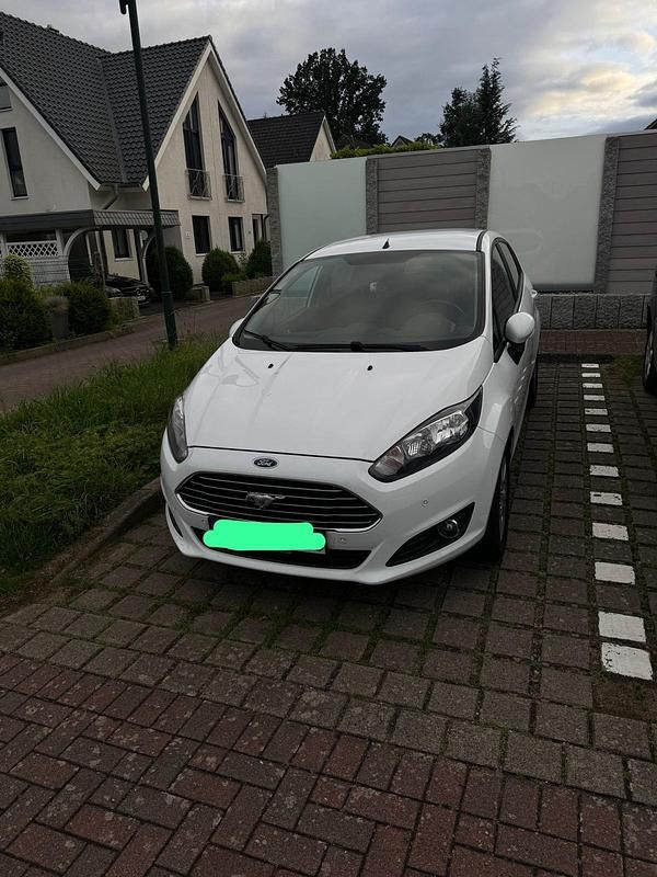 Weiß Gebraucht 2013 Ford Fiesta Limousine | 8.000 € - Bild 1/4