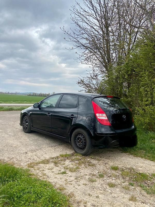 Gebraucht Hyundai i30 99 PS (72 kW) 2012 Schwarz Kleinwagen