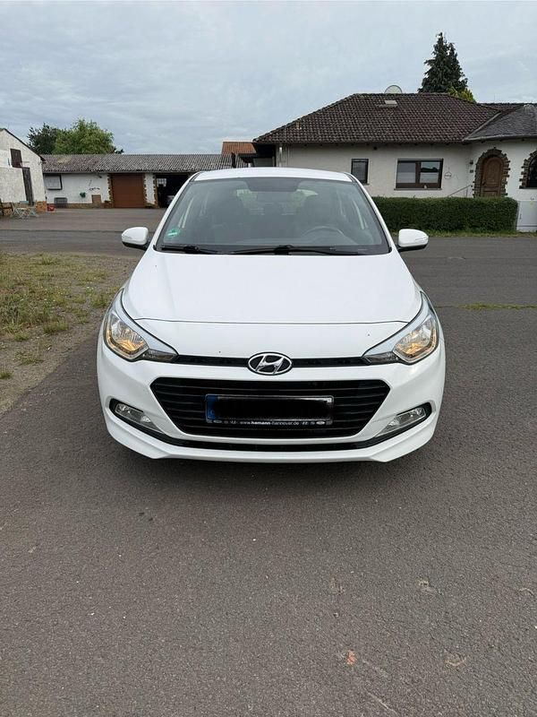 Weiß Gebraucht 2017 Hyundai i20 YES! Kleinwagen | 7.800 € (Guter Preis) - Bild 1/4