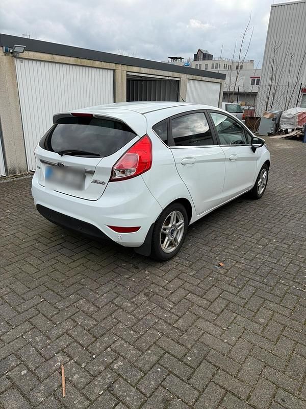 Gebraucht Ford Fiesta 100 PS (73 kW) 2014 Weiß Kleinwagen