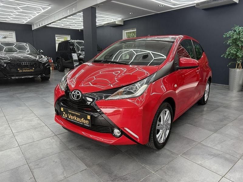 Rot Gebraucht 2018 Toyota Aygo X-play Kleinwagen | 8.999 € (Guter Preis) - Bild 1/4