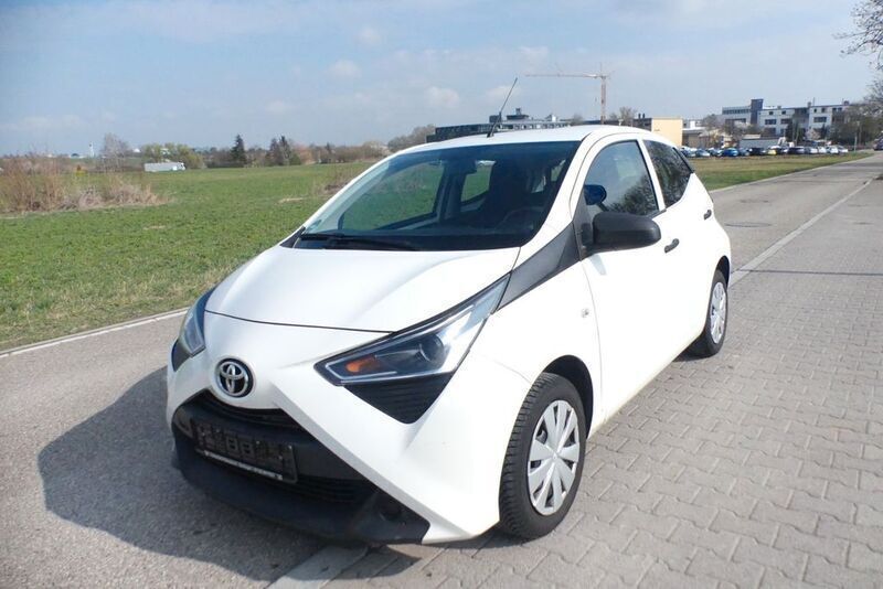 Weiß Gebraucht 2021 Toyota Aygo Kleinwagen | 6.999 € (Fairer Preis) - Bild 1/4