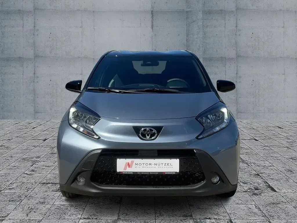 Neu Toyota Aygo X 72 PS (52 kW) 2025 Celestite grey (1k3)/ black mi SUV