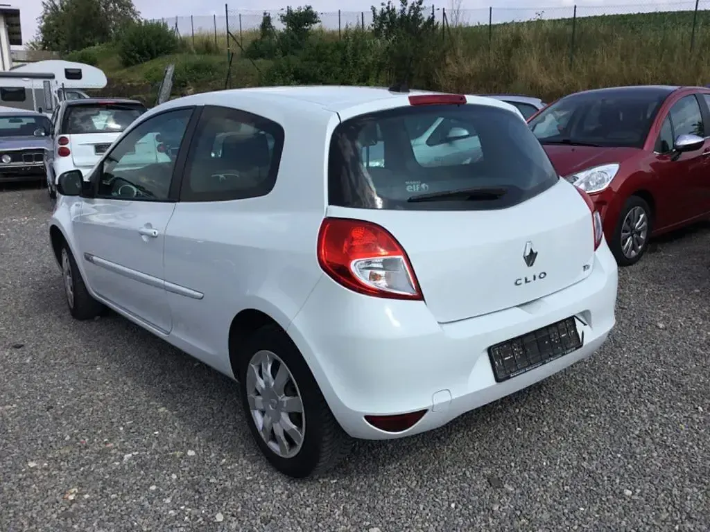Gebraucht Renault Clio III 103 PS (75 kW) 2012 Weiß Limousine