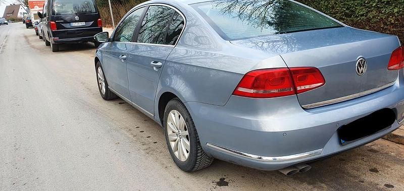 Gebraucht VW Passat Comfortline 140 PS (102 kW) 2012 Blau Limousine