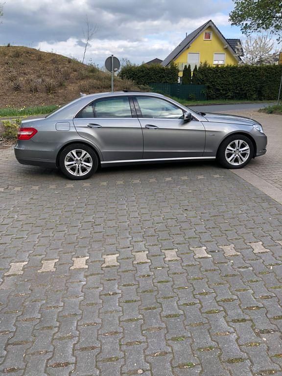 Gebraucht Mercedes E220 Elegance 170 PS (125 kW) 2011 Grau Limousine