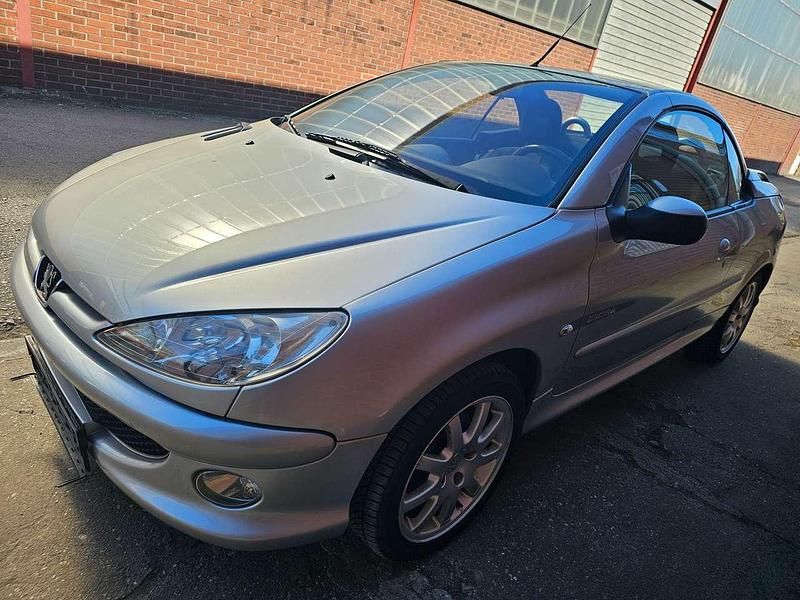 Lackierung aluminiumgrau Gebraucht 2006 Peugeot 206 CC Quiksilver Cabrio | 1.600 € (Fairer Preis) - Bild 1/4