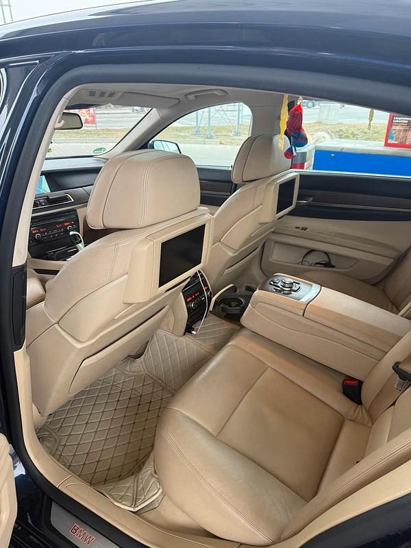 Second-hand BMW 730 252 CP (185 kW) 2010 Albastru Berlinǎ