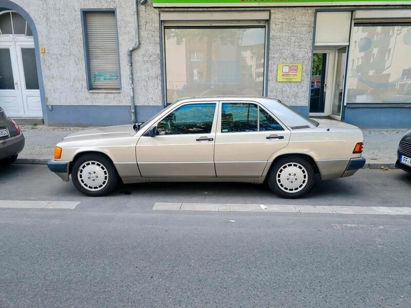Grau Gebraucht 1990 Mercedes 190 Limousine | 2.650 € - Bild 1/4