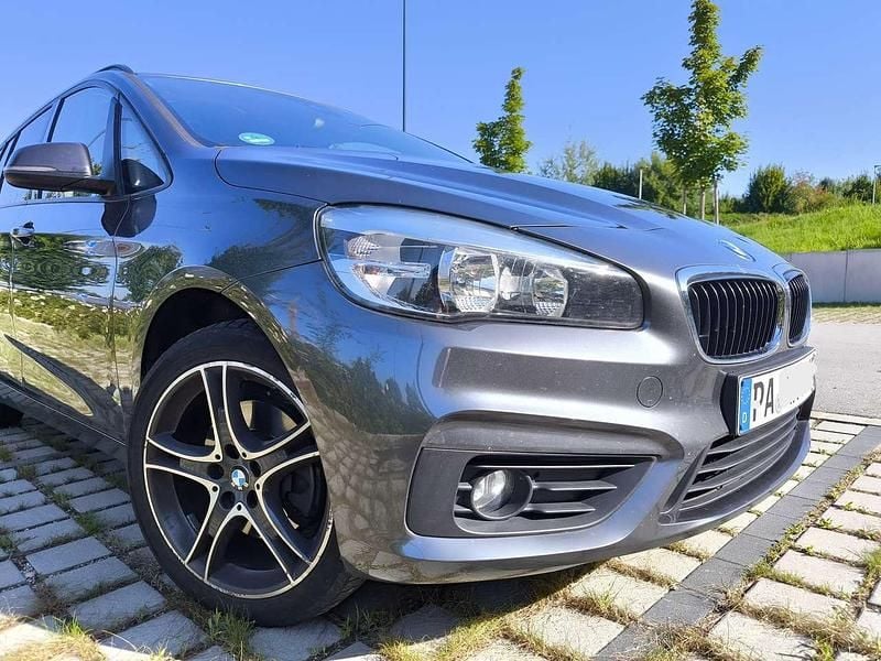 Grau Gebraucht 2015 BMW 218 Gran Tourer Advantage Van / Kleinbus | 10.500 € (Fairer Preis) - Bild 1/4