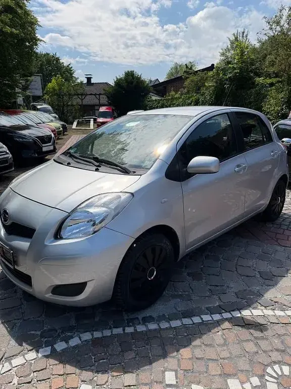 Gebraucht Daihatsu Charade 99 PS (72 kW) 2012 Silber Limousine