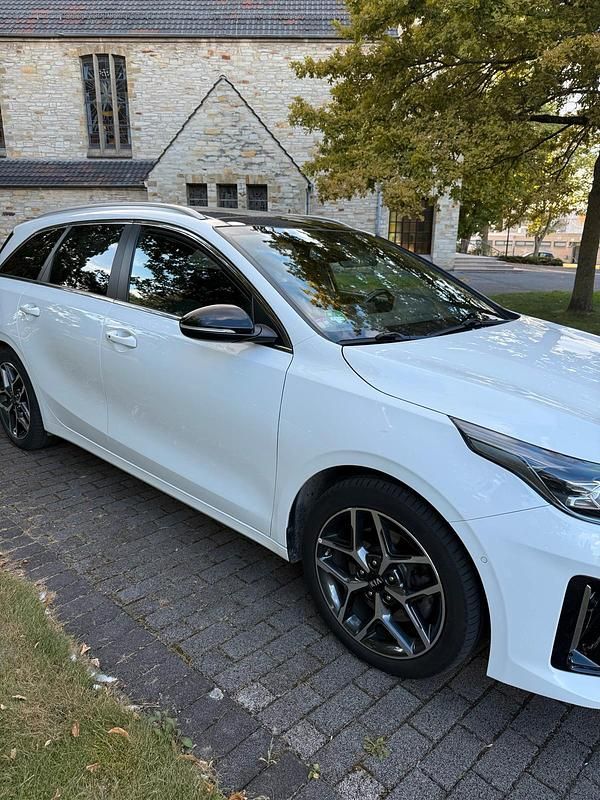 Weiß Gebraucht 2018 Kia Ceed Sportswagon Kombi | 13.199 € (Fairer Preis) - Bild 1/4