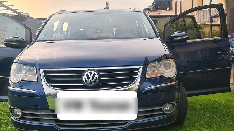 Blau Gebraucht 2010 VW Touran Van / Kleinbus | 5.500 € (Teuer) - Bild 1/4