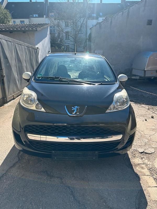 Schwarz Gebraucht 2011 Peugeot 107 Kleinwagen | 2.600 € (Fairer Preis) - Bild 1/4