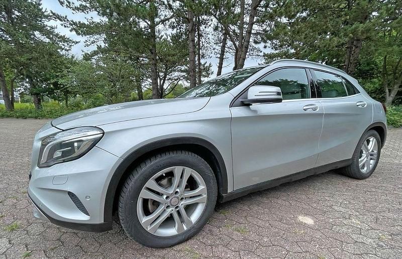 Silber Gebraucht 2016 Mercedes GLA220 SUV | 20.900 € (Fairer Preis) - Bild 1/4