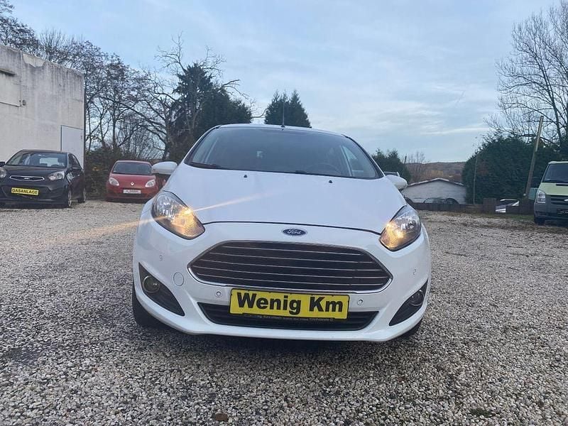 Weiß Gebraucht 2015 Ford Fiesta SYNC Edition Limousine | 4.499 € (Guter Preis) - Bild 1/4