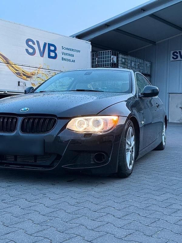 Gebraucht BMW 320 184 PS (135 kW) 2012 Schwarz Coupé