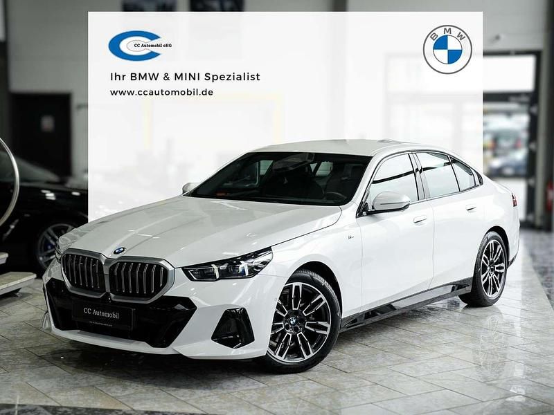 Mineralweiss metallic Gebraucht 2024 BMW 520 M Sport Limousine | 50.999 € (Superpreis) - Bild 1/3