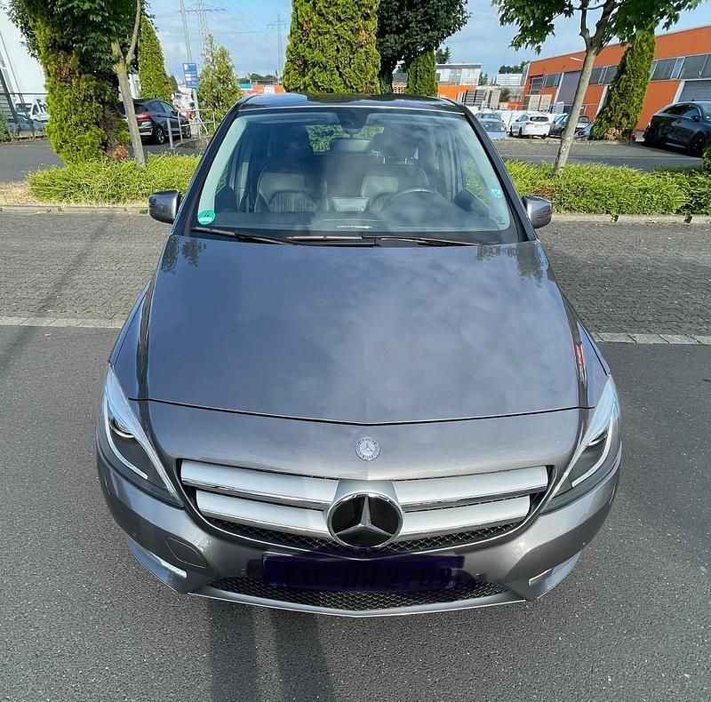 Andere außenfarben Gebraucht 2014 Mercedes B180 Van / Kleinbus | 12.100 € (Fairer Preis) - Bild 1/2
