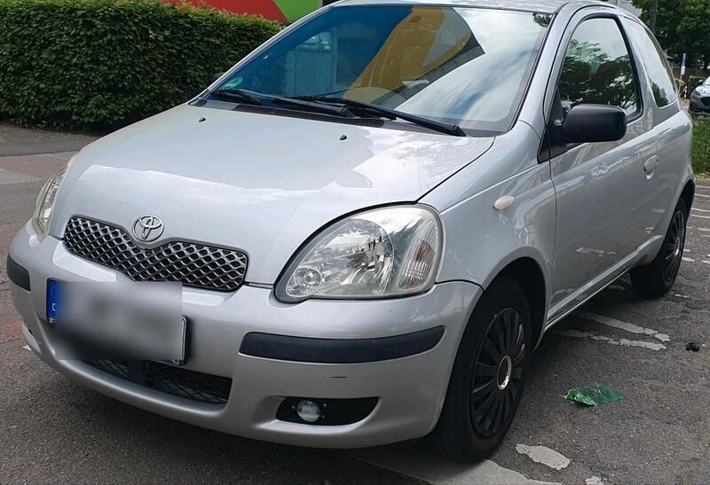 Grau Gebraucht 2004 Toyota Yaris Kleinwagen | 1.400 € (Teuer) - Bild 1/4