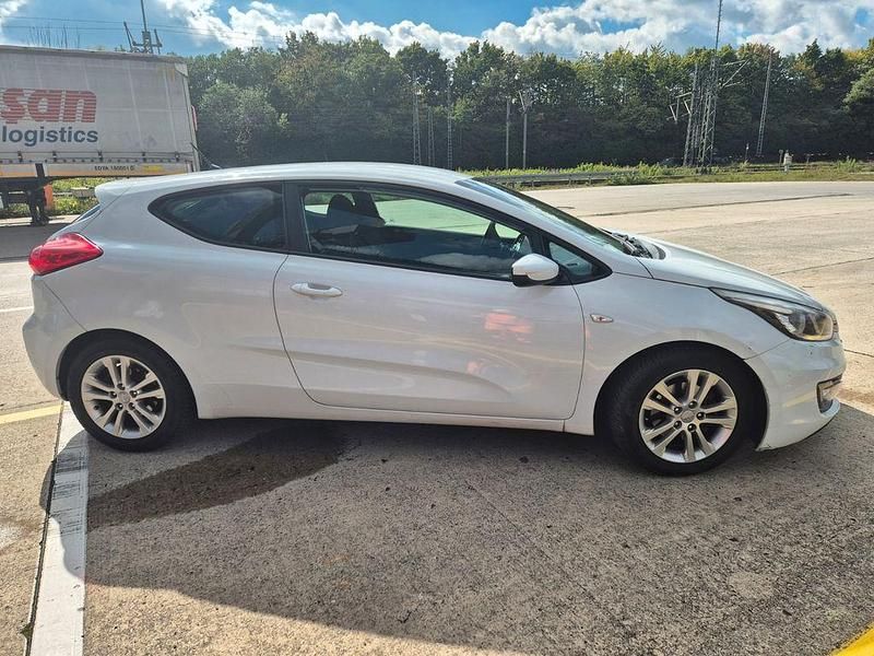 Weiß Gebraucht 2013 Kia ProCeed Edition 7 Kleinwagen | 5.500 € (Fairer Preis) - Bild 1/4