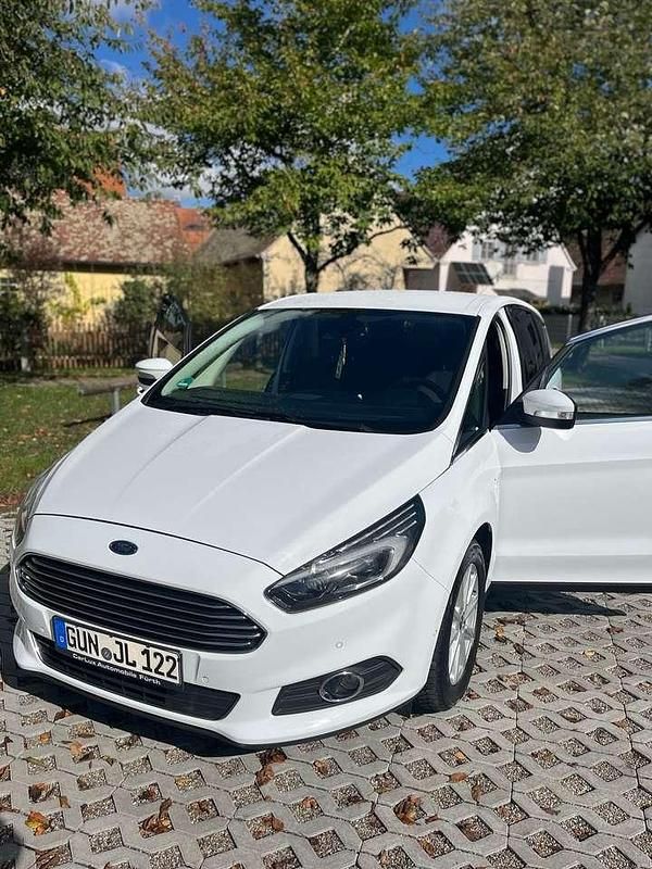 Weiß Gebraucht 2017 Ford S-MAX Titanium Van / Kleinbus | 15.500 € (Teuer) - Bild 1/4