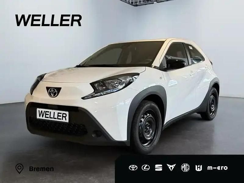 Schneeweiß Neu 2025 Toyota Aygo Play Kleinwagen | 15.990 € - Bild 1/3