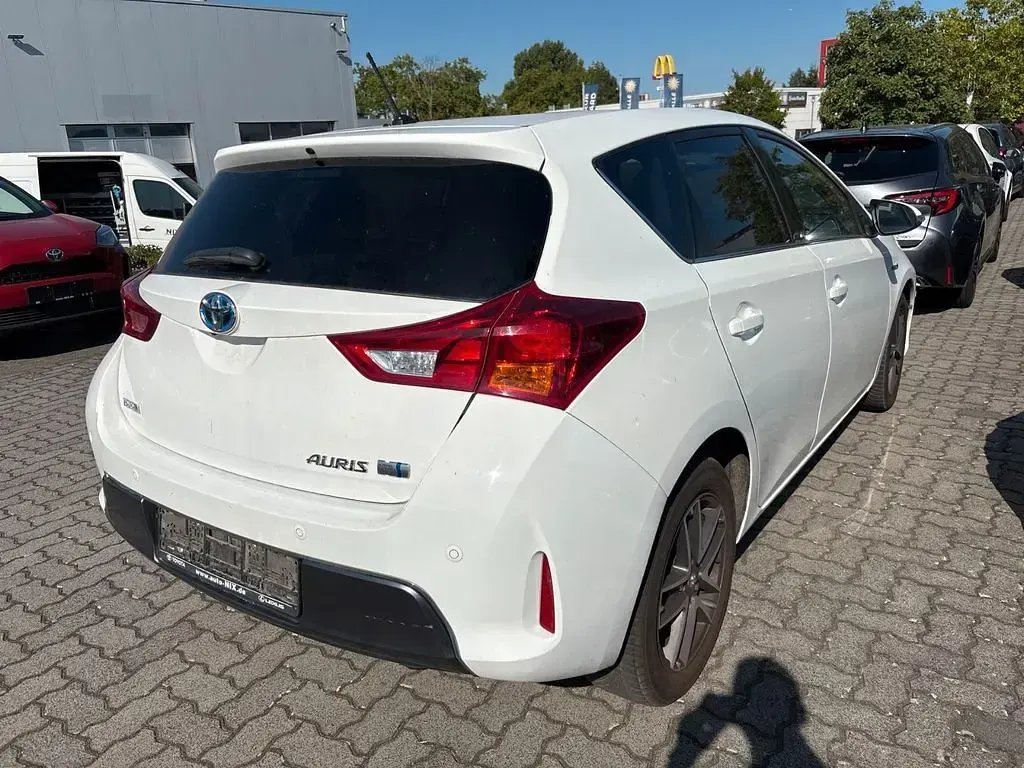 Gebraucht Toyota Auris Hybrid Edition 99 PS (72 kW) 2015 Weiß Limousine