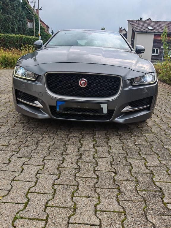 Silber Gebraucht 2017 Jaguar XE R-Sport Limousine | 15.900 € (Guter Preis) - Bild 1/4