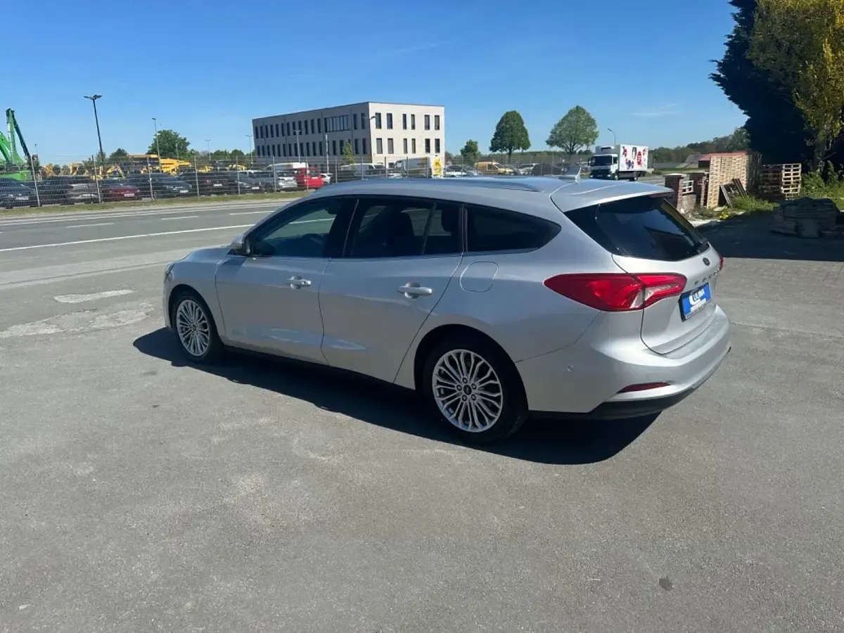 Usado Ford Focus Titanium 150 CV (110 kW) 2019 Plateado Familiar