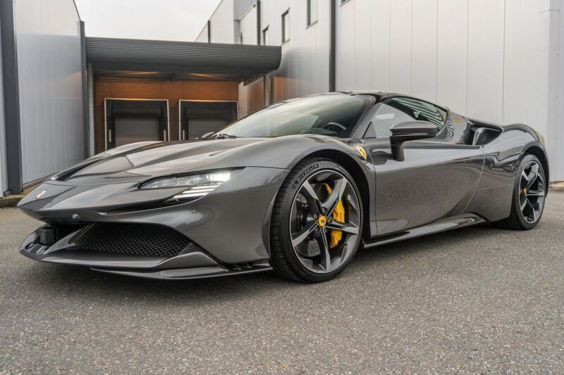 Grau Gebraucht 2022 Ferrari SF90 Cabrio | 356.941 € - Bild 1/4