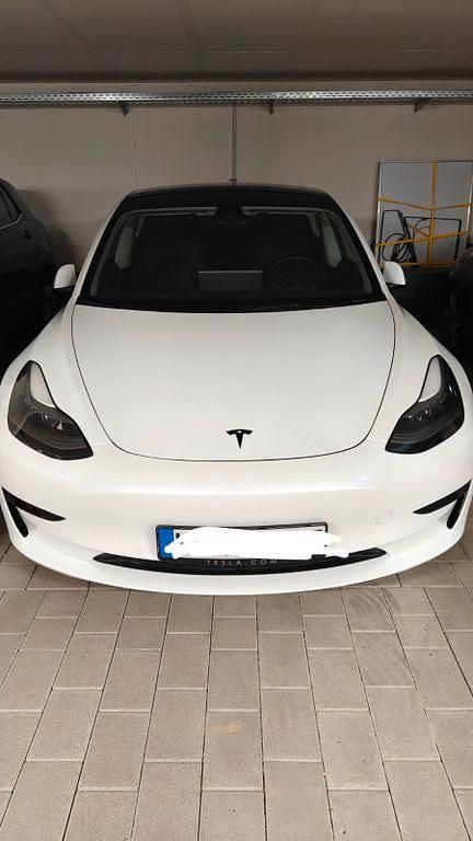 Weiß Gebraucht 2022 Tesla Model 3 Standard Range Plus Limousine | 22.999 € (Guter Preis) - Bild 1/4