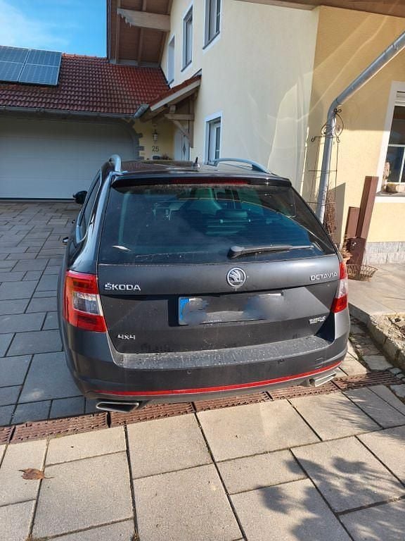 Gebraucht Skoda Octavia LAURIN & KLEMENT 184 PS (135 kW) 2017 Schwarz Kombi