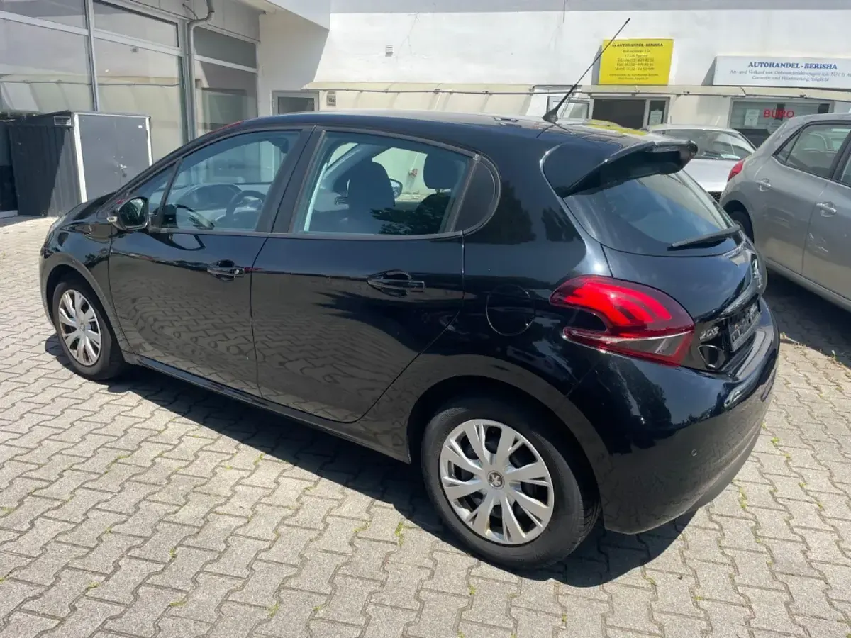 Gebraucht Peugeot 208 Active 99 PS (72 kW) 2016 Schwarz Kleinwagen
