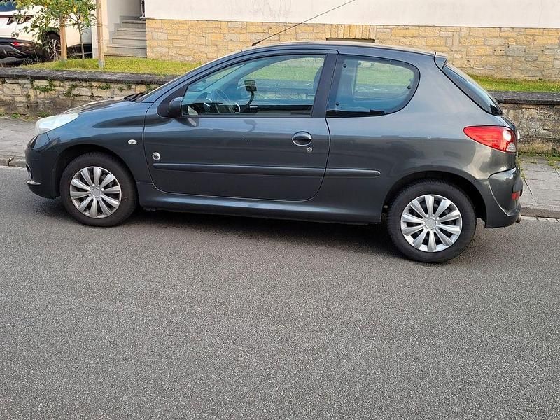 Gebraucht Peugeot 206 60 PS (44 kW) 2012 Grau Limousine
