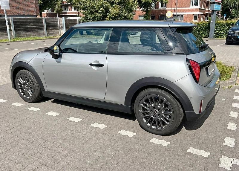 Silber Gebraucht 2025 Mini Cooper Kleinwagen | 25.900 € (Superpreis) - Bild 1/4