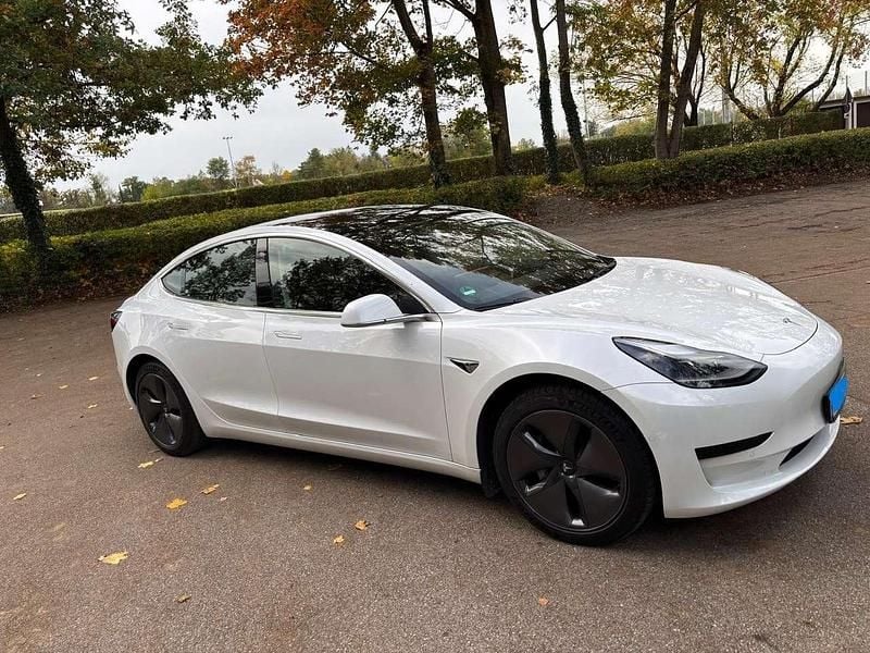 Weiß Gebraucht 2020 Tesla Model 3 Standard Range Plus Limousine | 25.900 € (Etwas zu teuer) - Bild 1/4