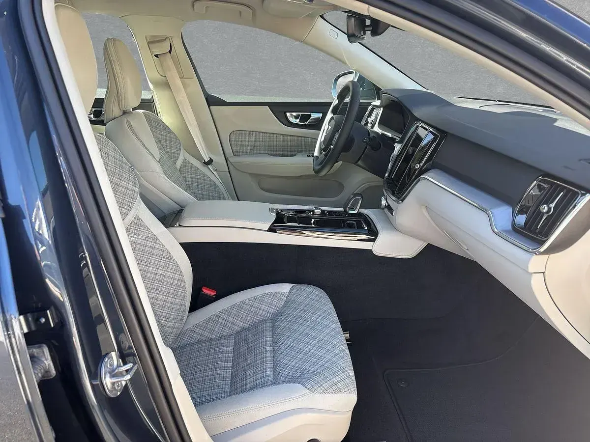 Gebraucht Volvo V60 Core 253 PS (186 kW) 2026 Denim blue metallic Kombi