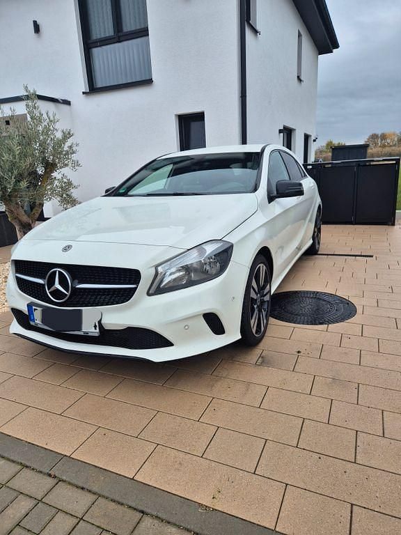 Weiß Gebraucht 2018 Mercedes A180 Urban Limousine | 15.799 € (Superpreis) - Bild 1/4