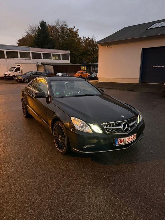 Schwarz Gebraucht 2010 Mercedes E220 Coupé | 9.000 € (Fairer Preis) - Bild 1/4