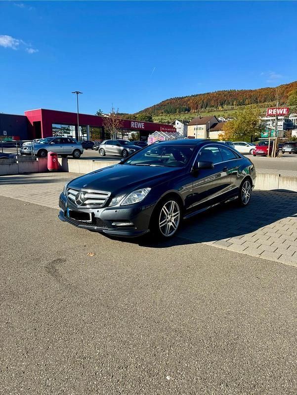 Grau Gebraucht 2012 Mercedes E300 AMG Coupé | 15.399 € (Etwas zu teuer) - Bild 1/4